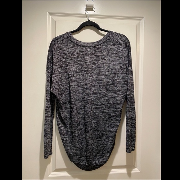Aritzia Wilfred free devinette long sleeve v neck - Picture 3 of 4